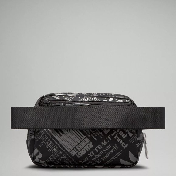 Lululemon Everywhere Belt Bag 1L Manifesto Print in Black/Silver, BNWT - Picture 3 of 7